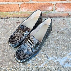 Nine West Dark Gray Patent Loafers 7.5M Reptile Embossed Slip On Dress Flats